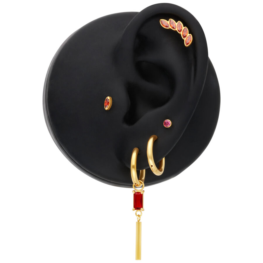 Aros dorados con cristal de Siam rectangular en modelo de oreja negra