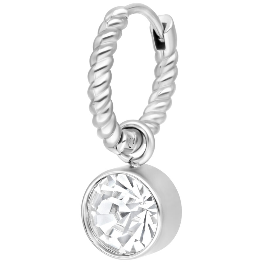 Aro plateado con diseño torcido y cristal claro sobre fondo blanco