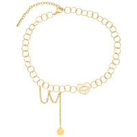 Choker de metal dorado con colgante de ojo en forma de corazón Choker dorado con colgante de ojo en forma de corazón sobre fondo blanco