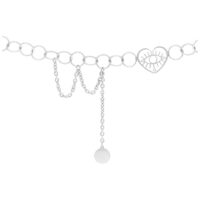 Choker Heart Eye plateado de metal Choker plateado con diseño de corazón y ojo sobre fondo blanco