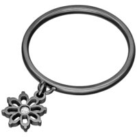 Anillo negro con colgante de flor de acero quirúrgico sobre fondo blanco