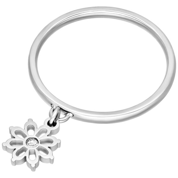 Anillo de plata con colgante de flor sobre fondo blanco