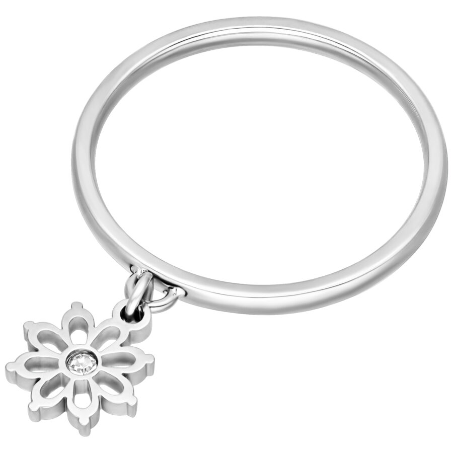 Anillo de plata con colgante de flor sobre fondo blanco