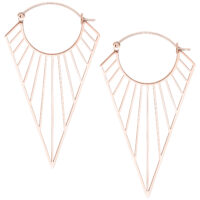 Aros Prisma en oro rosa Aros Prisma en oro rosa con diseño geométrico sobre fondo blanco