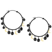 Aros negros con colgantes dorados y negros sobre fondo blanco