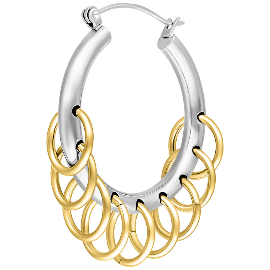 Aros de plata con loops dorados sobre fondo blanco