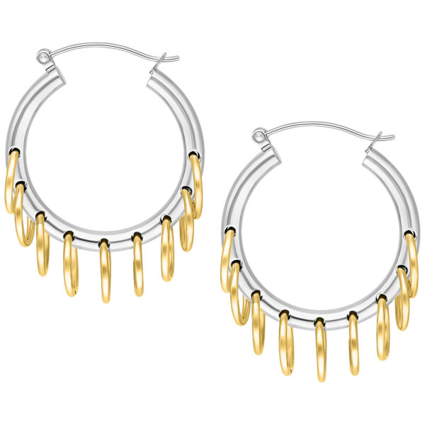 Aros plateados con anillos dorados sobre fondo blanco