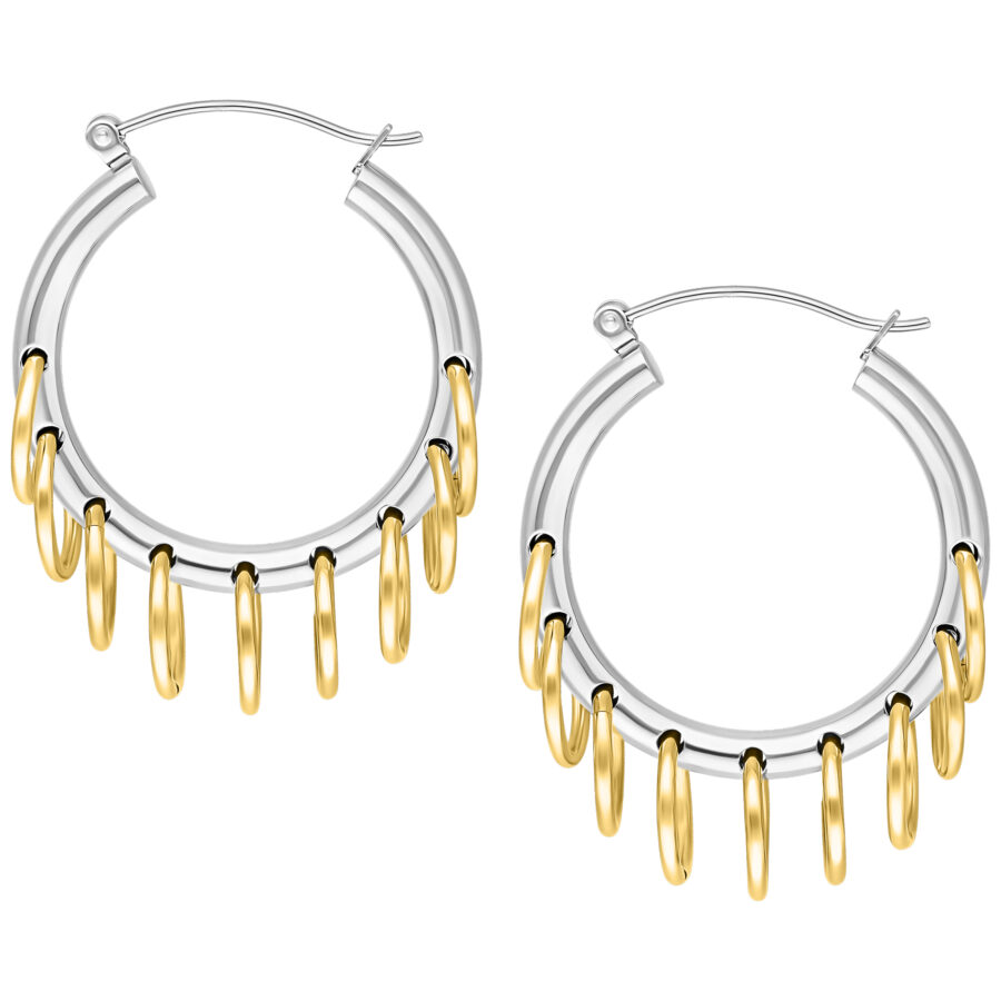 Aros plateados con anillos dorados sobre fondo blanco