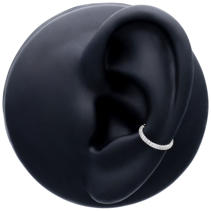 Clicker Multicristal de 3 caras plateado en un modelo de oreja negro