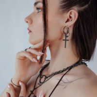 Aros Bubble Cross Negros Mujer con aros Bubble Cross negros y collar a juego