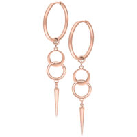 Paar roségoldene Hoops Ohrringe mit kreisförmigen Anhängern und spitzen Enden auf weißem Hintergrund