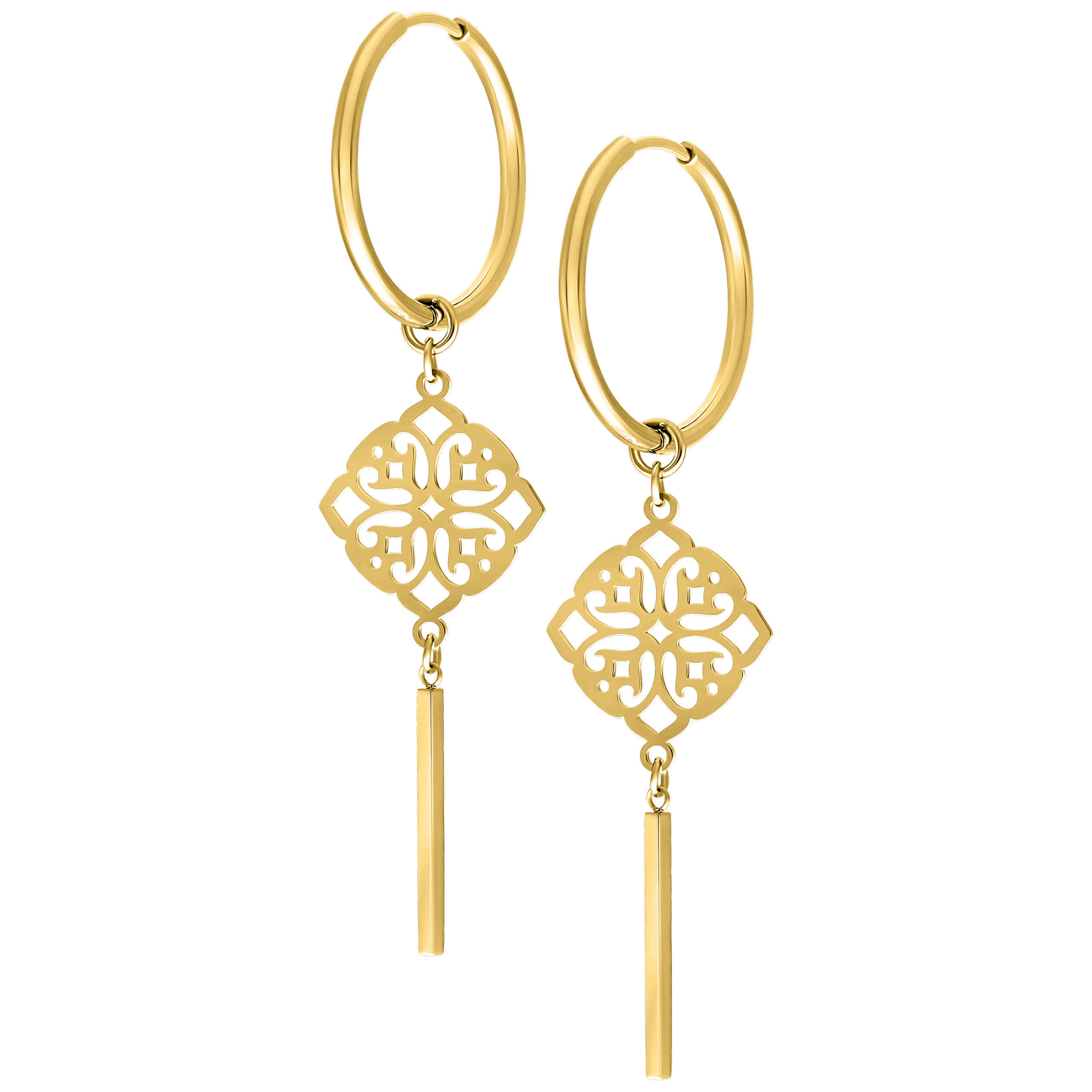 Zwei goldene Clover Hoops Ohrringe auf weißem Hintergrund