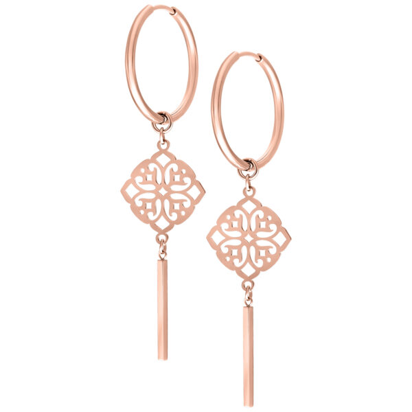 Dos aros de oro rosado con colgante de trébol sobre fondo blanco