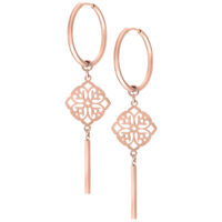 Zwei roségoldene Ohrringe mit Kleeblatt-Anhänger auf weißem Hintergrund