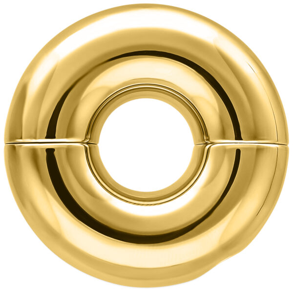 Anillo íntimo redondo y dorado de acero quirúrgico sobre fondo blanco