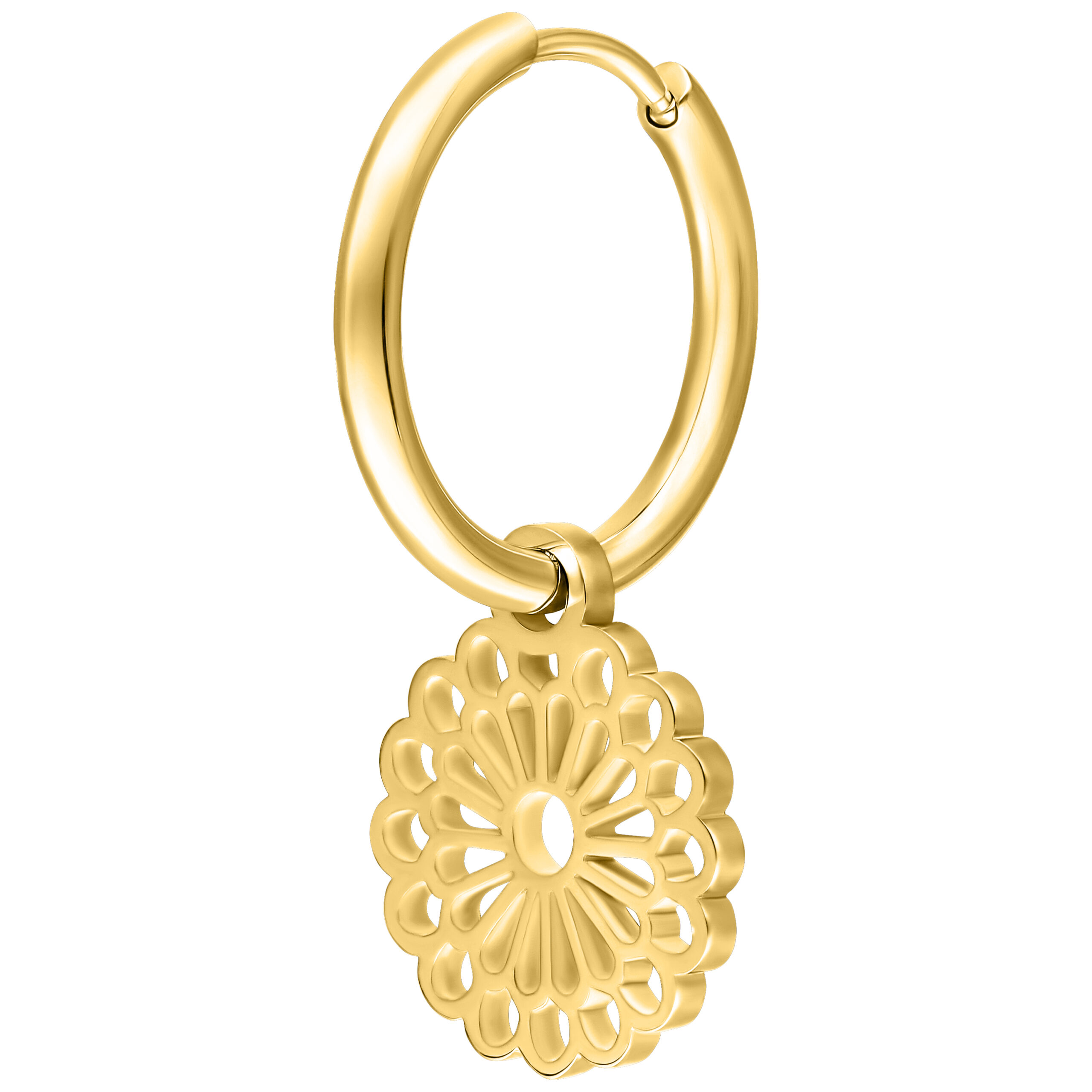 Aros dorados con colgante de mandala sobre fondo blanco