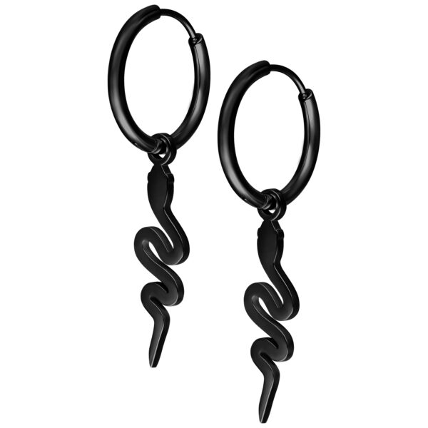 Dos pendientes negros en forma de serpiente de acero quirúrgico sobre fondo blanco