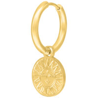 Aros dorados estilo hoops con colgante de sol y luna sobre fondo blanco