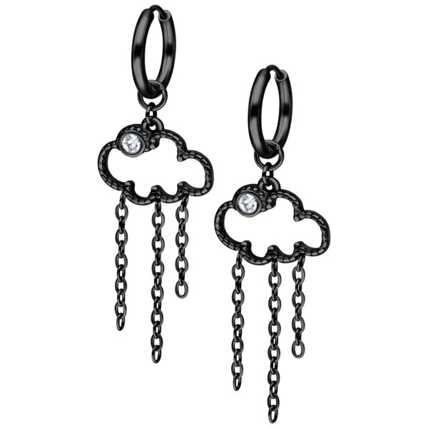 Pendientes negros en forma de nube con colgantes de cadenas sobre fondo blanco