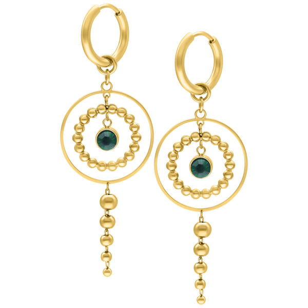 Aros dorados con cristal verde esmeralda sobre fondo blanco