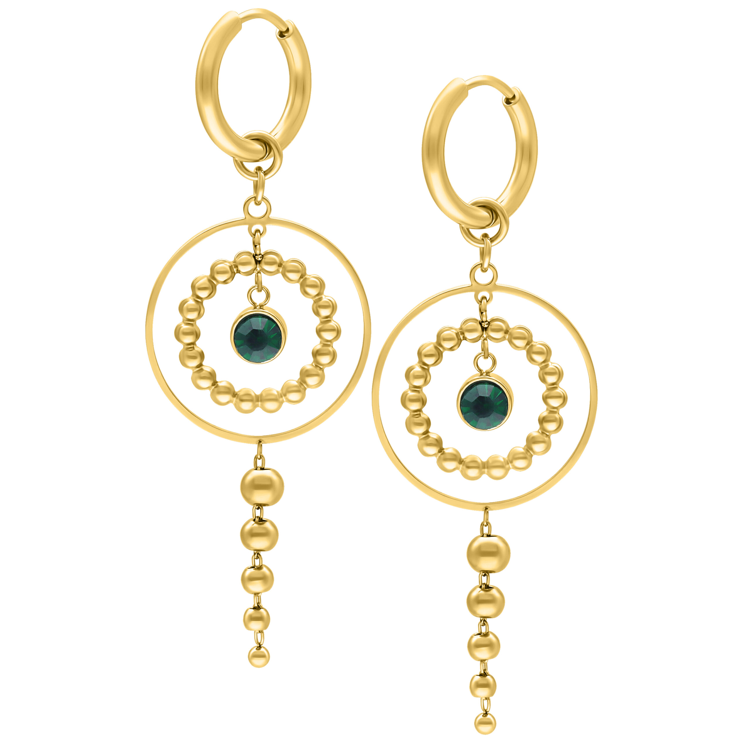 Aros dorados con cristal verde esmeralda sobre fondo blanco
