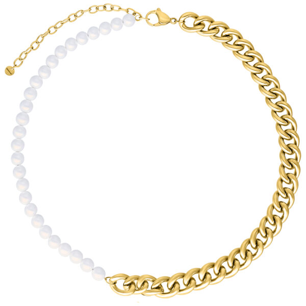 Collar Chunky con cadena de metal dorado y perlas sobre fondo blanco