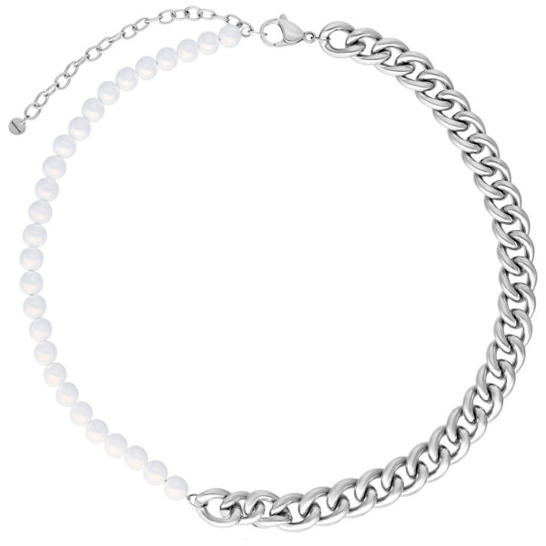 Collar Chunky Pearl plateado con perlas y eslabones sobre fondo blanco