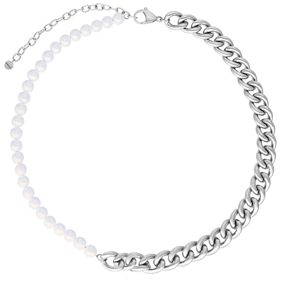 Collar Chunky Pearl plateado con perlas y eslabones sobre fondo blanco