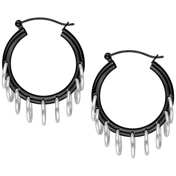 Aros negros de acero quirúrgico con aros plateados sobre fondo blanco