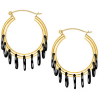 Goldene Ohrringe mit mehreren schwarzen Ringen auf weißem Hintergrund