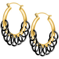 Goldene Creolen aus Chirurgenstahl mit schwarzen Ringen auf weißem Hintergrund