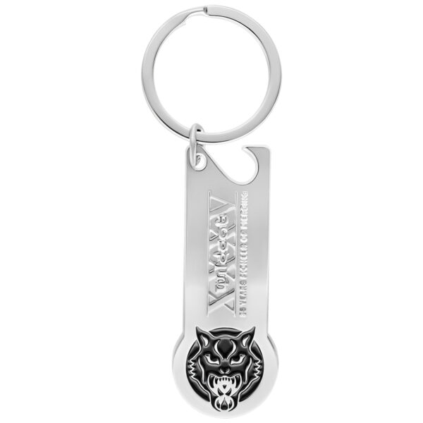 Llavero plateado con logo de Wildcat y abrebotellas sobre fondo blanco