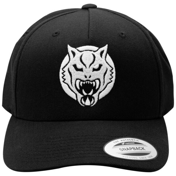 Gorra Snapback negra con logo de Wildcat sobre fondo blanco