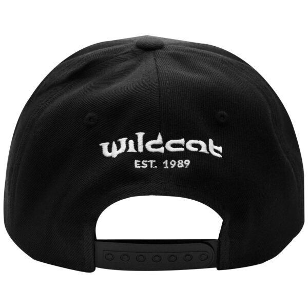 Gorra Snapback Wildcat negra con logo blanco y cierre ajustable sobre fondo blanco