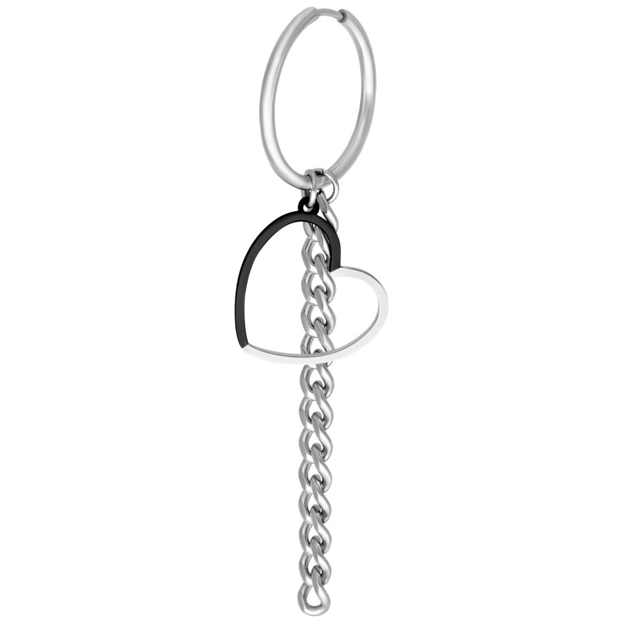 Aros plateados con colgante de corazón negro y plateado y cadenas sobre fondo blanco
