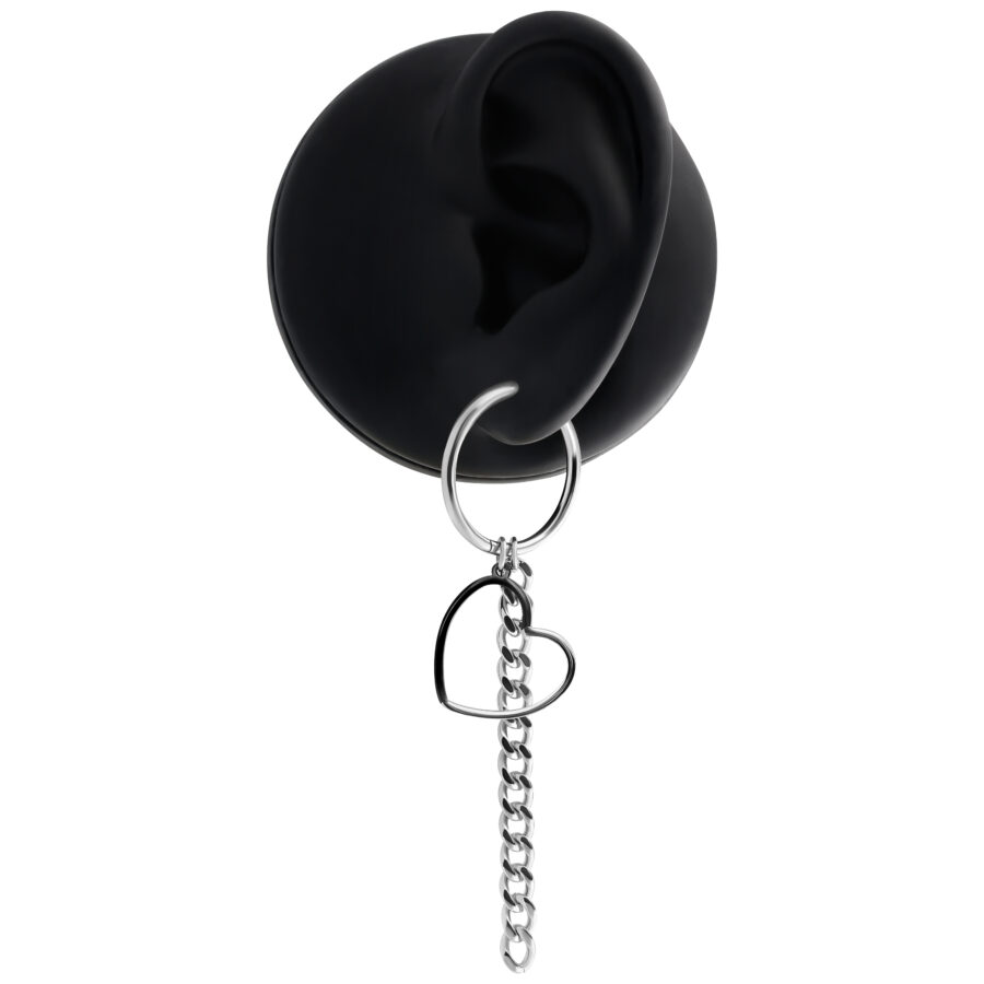 Aros de corazón dorados en modelo de oreja negra con colgante de cadena
