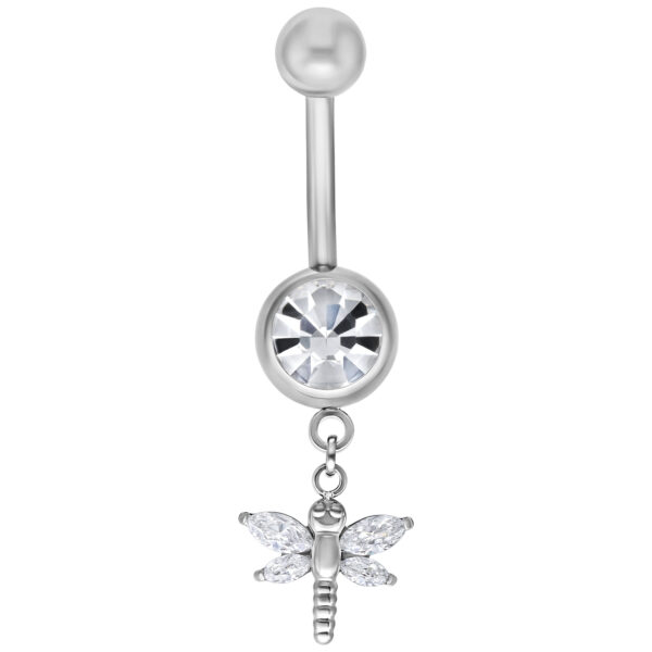 Piercing de ombligo plateado con colgante de libélula y cristal claro sobre fondo blanco