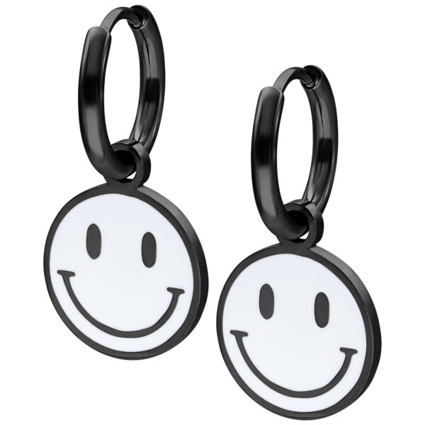 Pendientes negros con colgante de Smiley blanco sobre fondo blanco