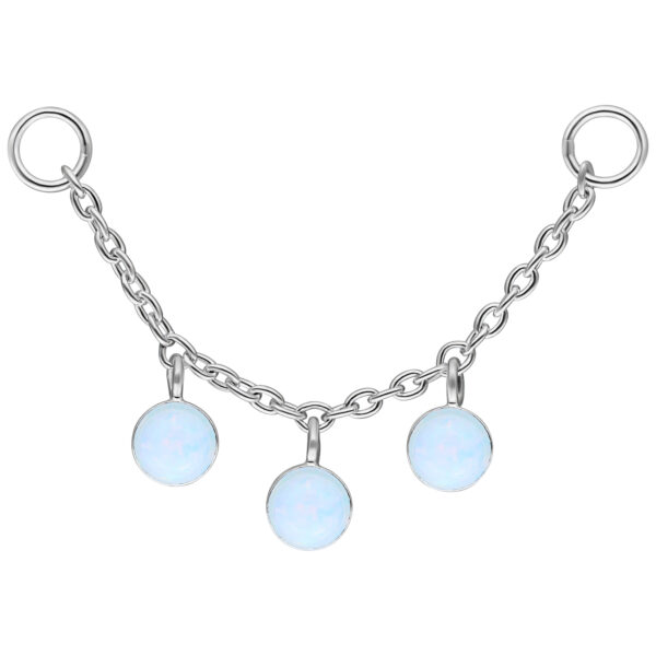 Cadena de piercing plateada con tres piedras de ópalo sintético sobre fondo blanco