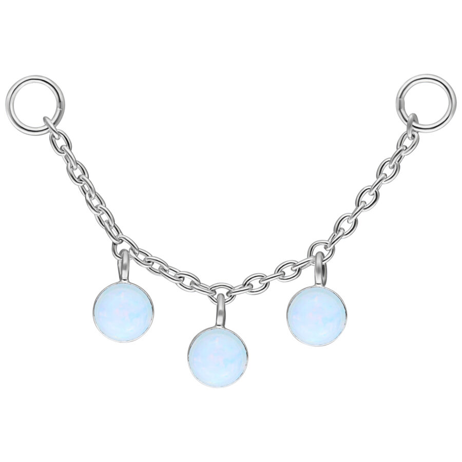 Cadena de piercing plateada con tres piedras de ópalo sintético sobre fondo blanco