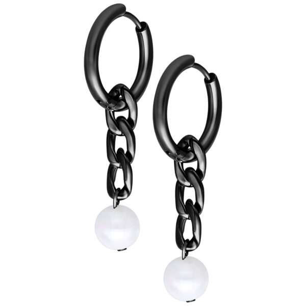 Aros negros con colgante de cadena y perla blanca sobre fondo blanco