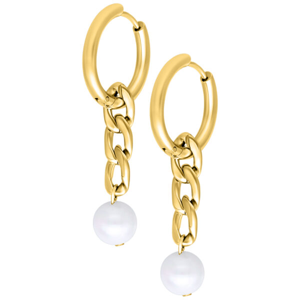 Dos aros dorados con cadenas y perlas blancas sobre fondo blanco