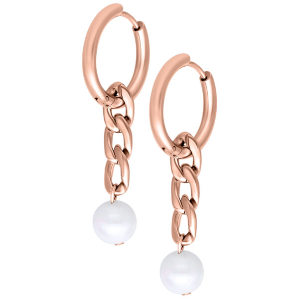 Aros de oro rosa con eslabones y perlas blancas sobre fondo blanco
