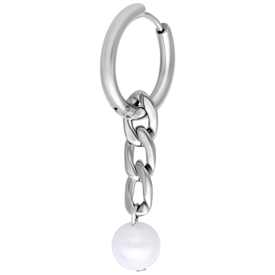 Pendiente plateado con diseño de cadena y perla sobre fondo blanco