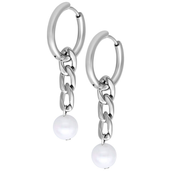 Aros plateados con colgantes de perlas sobre fondo blanco
