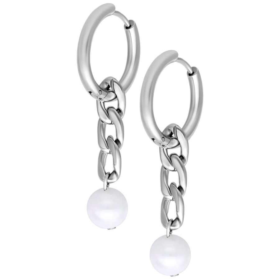 Aros plateados con colgantes de perlas sobre fondo blanco