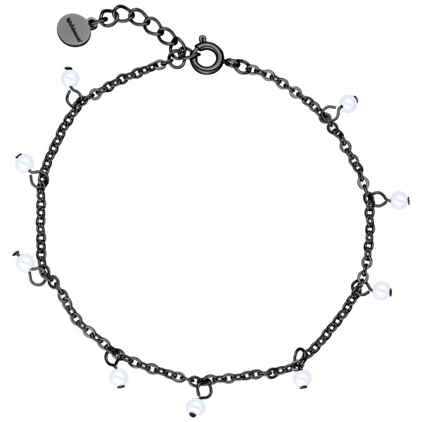 Pulsera negra con pequeñas perlas sobre fondo blanco