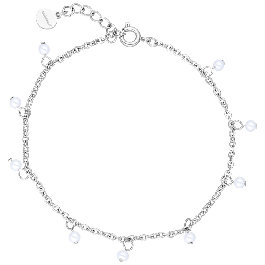 Silbernes Armband mit kleinen Perlen auf weißem Hintergrund