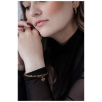 Frau trägt schwarzes Herz Armband aus Chirurgenstahl, elegant kombiniert