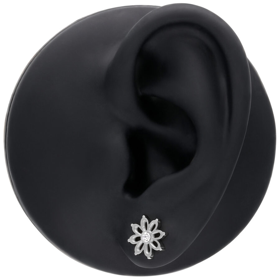 Pendientes de flores plateados en modelo de oreja negra